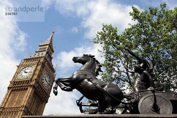 Untersicht der Turmuhr und Chariot Statue  Big Ben  City of Westminster  London  England