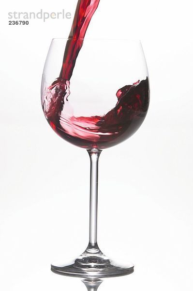 Nahaufnahme gegossen in Weinglas Rotwein