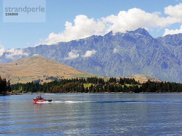 Motorboot in Lake  Lake Wakatipu  Queenstown  Südinsel  Neuseeland
