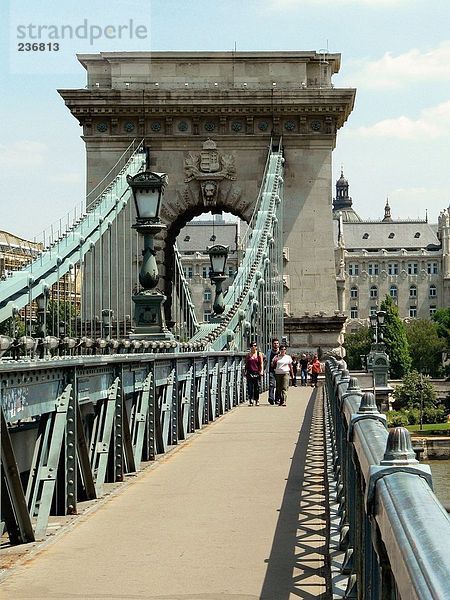 Menschen zu Fuß auf Kettenbrücke  Budapest  Ungarn