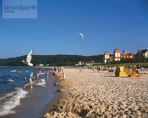Touristen am Strand  Binz Beach  Insel Rügen  Mecklenburg-Vorpommern  Deutschland