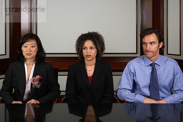 Drei junge Büroangestellte