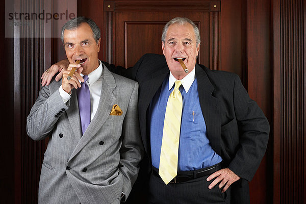 Porträt von zwei rauchenden Zigarren des Vorstandsvorsitzenden