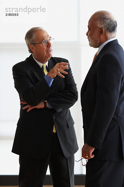 Zwei Geschäftsführer führen ein Gespräch.