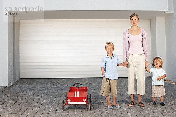 Mutter und Kinder standen vor der Garage