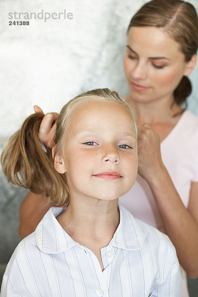 Mutter styling ihre Töchter Haare