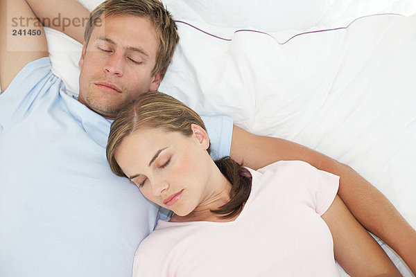 Mittleres erwachsenes Paar schlafend