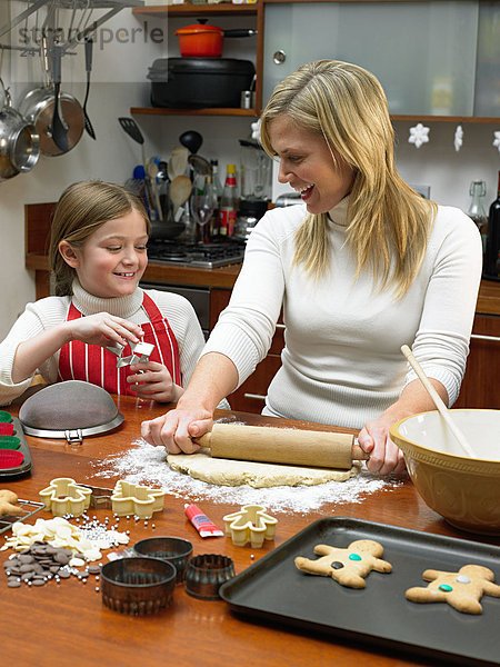 Mädchen und Mutter machen Kekse