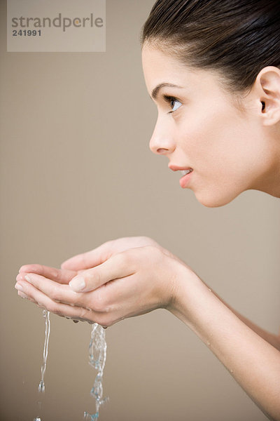 Mädchen mit Wasser in den Händen