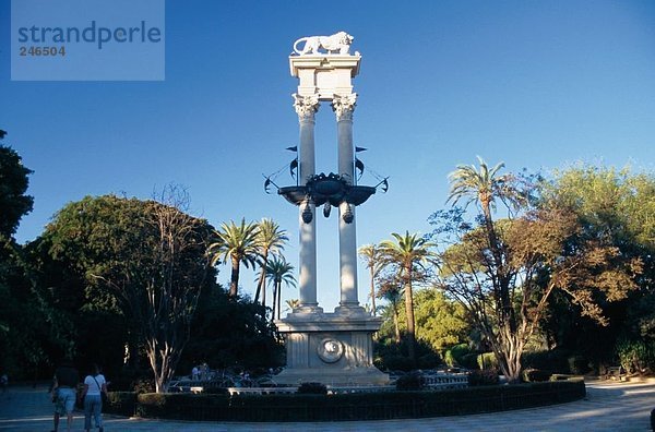 Denkmal im Park  Los Jardines de Murillo  Sevilla  Andalusien  Spanien