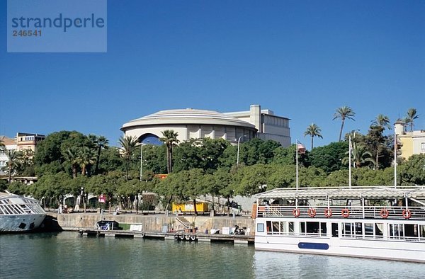 Opernhaus Oper Opern Hintergrund Fluss Schiff Andalusien Sevilla Spanien