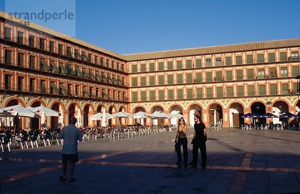 Menschenbei Cafe  Plaza Corredera  Andalusien  Spanien