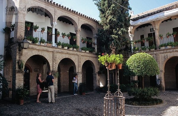 Touristen im Hof des Hauses  Cordoba  Andalusien  Spanien