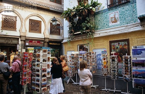 Touristen im Speicher  Granada  Provinz Granada  Andalusien  Spanien