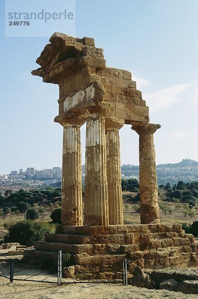 Alte Ruinen des Tempels  Tempel des Castor und Pollux  Tal der Tempel  Agrigento  Rom  Italien