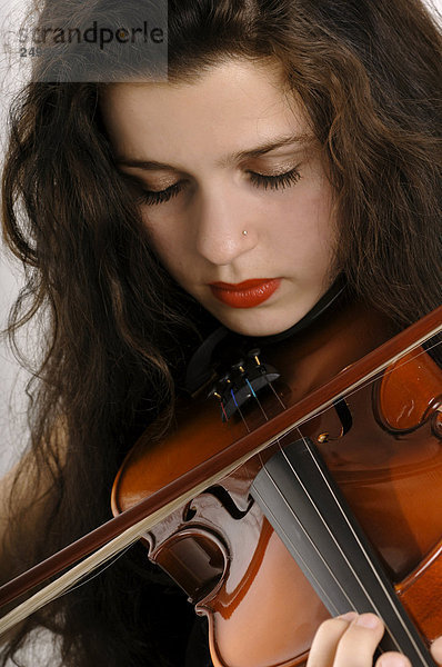 Junge Frau beim Geigenspiel  Nahaufnahme