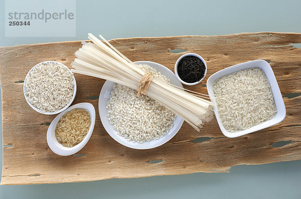 Sorten von Reis und Reisnudeln  Draufsicht  Nahaufnahme