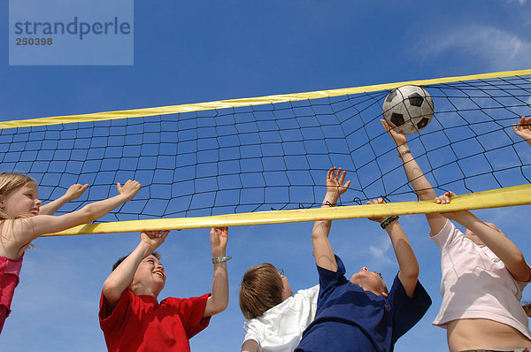 Kinder (6-9 Jahre) beim Volleyballspielen  Blickwinkel niedrig