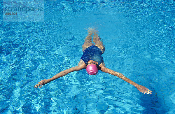 Schwimmende Frau im Schwimmbad  erhöhte Aussicht