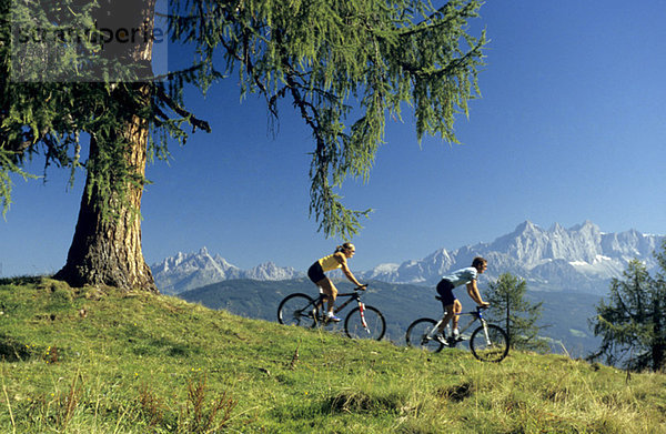 Österreich  Salzburger Land  Paar Mountainbike  Seitenansicht