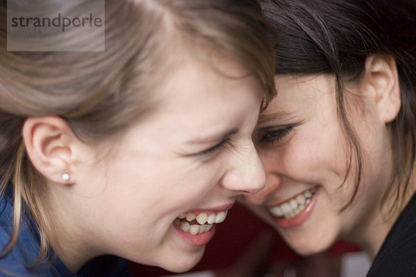 Zwei junge Frauen lachend  Nahaufnahme