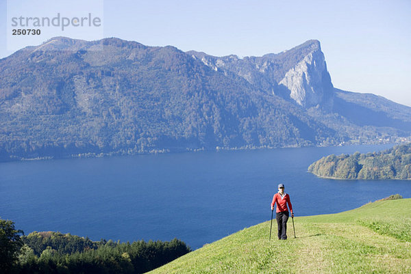 Frau beim Nordic Walking  Österreich  Alpen