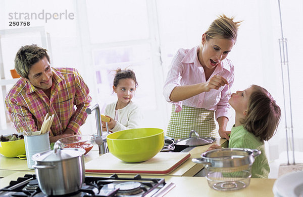 Eltern mit Kindern (4-7) in der Küche