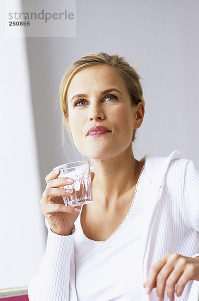 Frau hält Wasserglas  Nahaufnahme