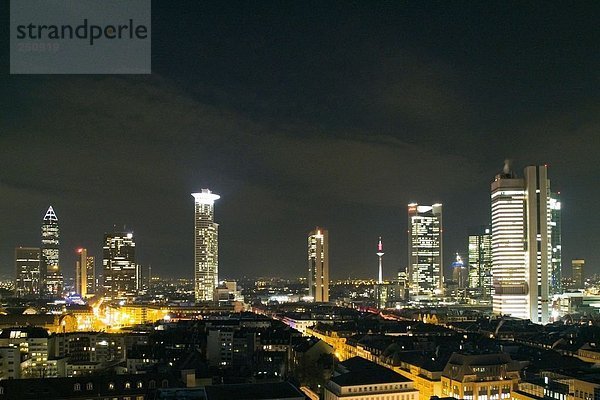 Bürogebäude beleuchtet in der Nacht  Dresdner Bank  DeKaBank  Frankfurt am Main  Hessen  Deutschland