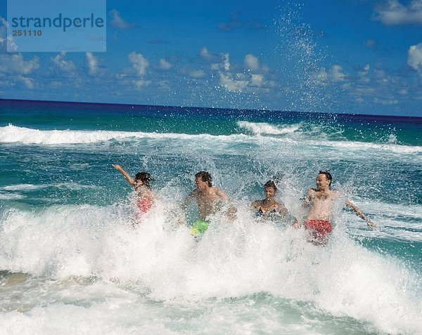 10020399  Baden  Surfen  Wellen  dynamische  Gruppe  Strand  Meer  Urlaub  Urlaub  Meer  Spaß  Witz  Freunde  Sommer  Bad ho