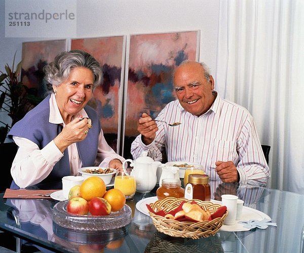 10023083  Lebensmittel  Frühstück  in Person  Paar  Paar  Senioren  Speisen  Essen