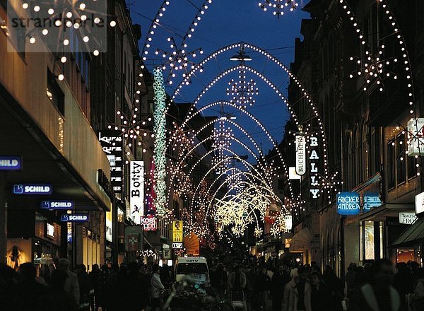 10038068  Basel  Basel  Stadt  Stadt  Strasse  Freie  Einkaufszentren  Kaufhäuser  Menschen  Nacht  Weihnachten  Christmas lightin