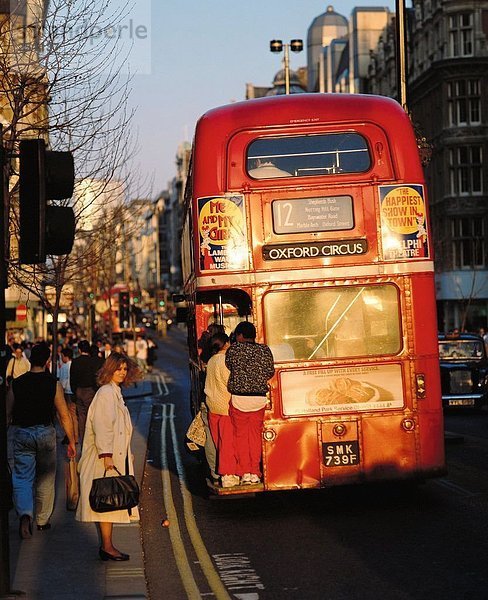 10040829  Abend  England  Großbritannien  Europa  London  Oxford Street  Fußgänger  red Bus  Shoppingstrasse