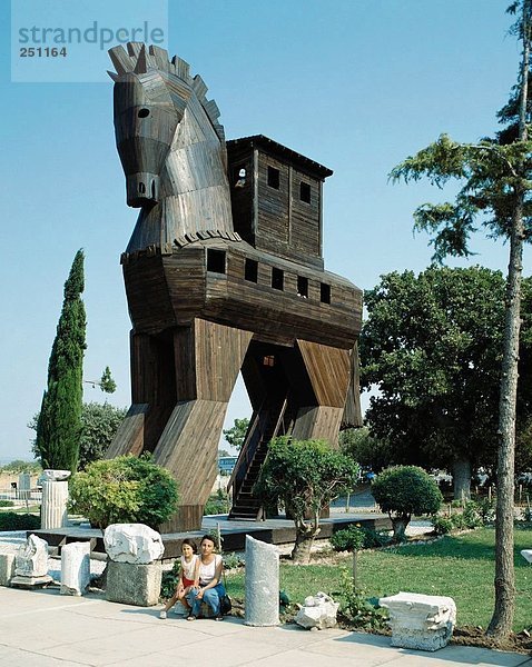 10052666  Edirne  hölzernes Pferd  Ruinen  Troy  Türkei  zwei Kinder  Geschichte