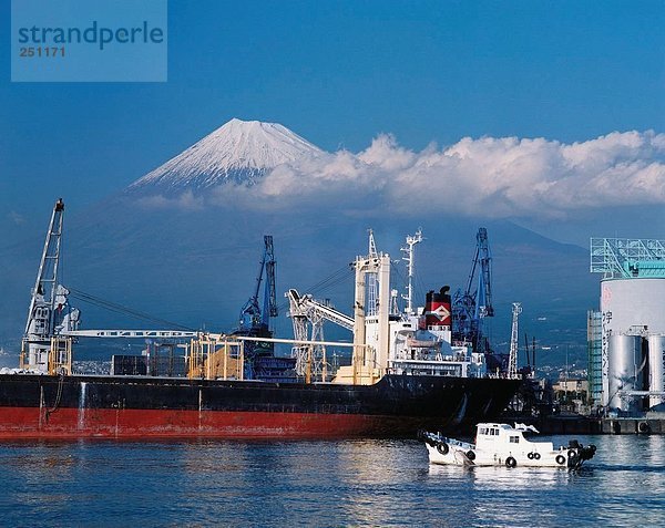 10059127  Frachter  Fujijama  Fujisan  Hafen  Port  Industrie  Industriegebiet  Japan  Asien