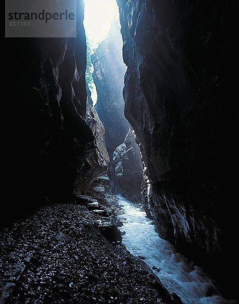 10067133  in der Nähe von Bad Ragaz  eng  eng  Felsen  Felsen  River  Fluss  Inzidenz von Licht  Gulch  Schweiz  Europa  cant