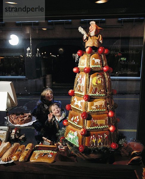 10080527  Appenzell  Chlauszeug  Kinder  Süßwaren  Lebkuchen-Turm  Weihnachten  Schweiz  Europa  Folklore