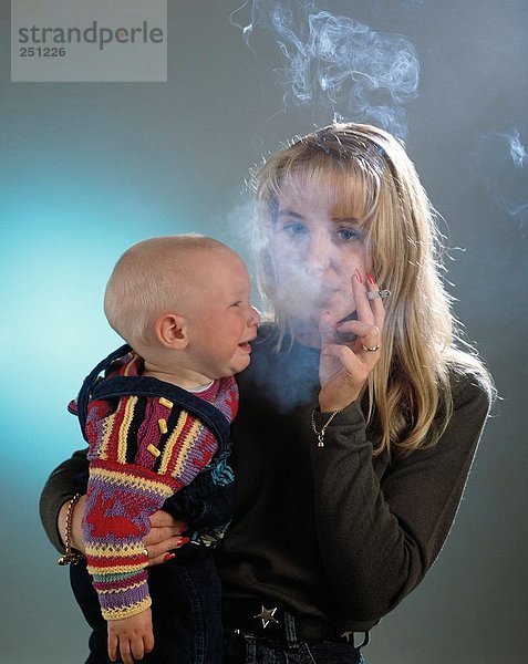 10087053  Anti-Raucher-Kampagne  Verbot von Rauchen  Rauchen  Kind  Mutter  nicht-Raucher Schutz  Smoking Woman  in der Nähe von tod