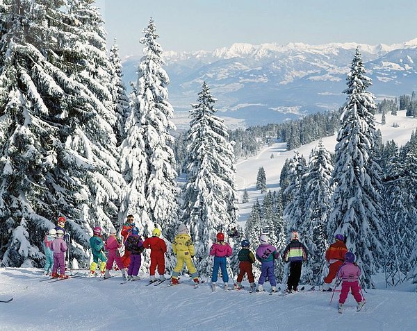 10087184  Mountain Panorama  Schweiz  Europa  in der Nähe von Helme  Skifahren  Ski  Wintersport  Sport  Kinder-Skischule  Schnee-c