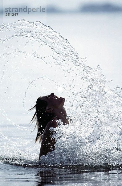 10102971  dynamische  Wasser Spritzen  Frau  Bade-  Wasser  Urlaub  Urlaub  Gegenlicht  Meer