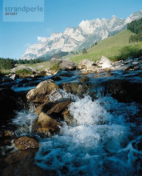 Landschaftlich schön landschaftlich reizvoll Europa Berg Bach Alpen Schweiz