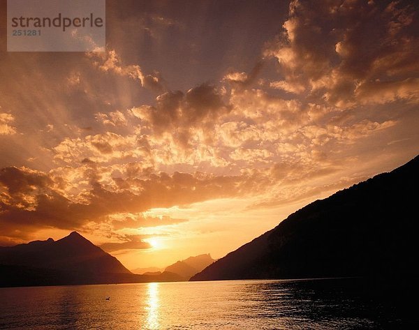 Europa Sonnenuntergang See Meer Berner Oberland Kanton Bern Schweiz