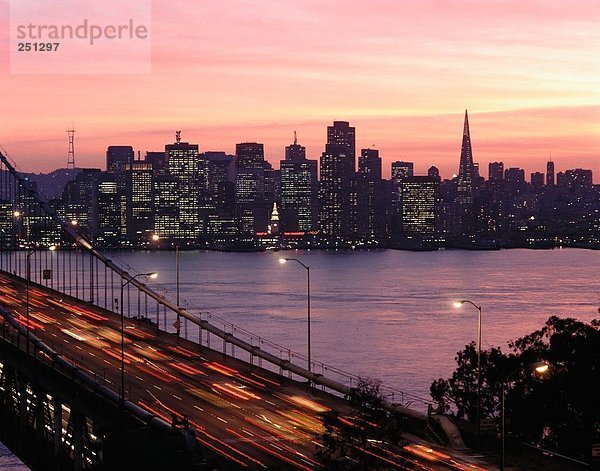 10139265  Bay Bridge  Dämmerung  Dämmerung  San Francisco  Skyline  USA  Amerika  Nordamerika
