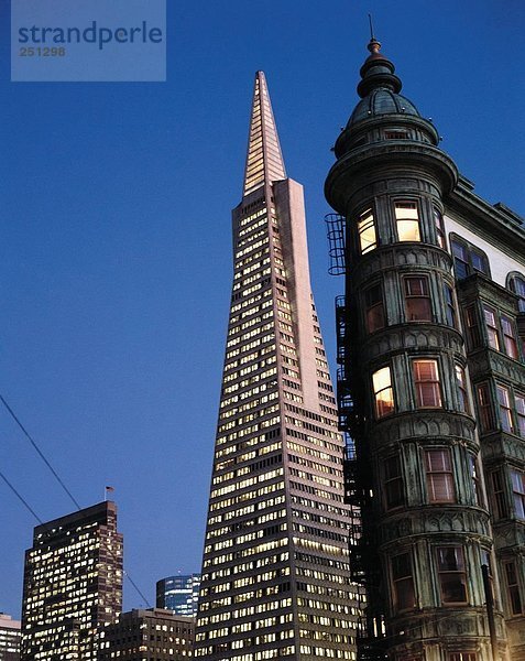 10139289  Nacht  in der Nacht  Transamerica Pyramid  Flatiron Building  San Francisco  USA  Amerika  Nordamerika  viktorianischen buil
