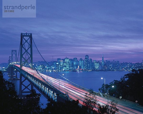 10140097  Bay Bridge  Lichter in der Nacht  San Francisco  Skyline  USA  Amerika  Nordamerika