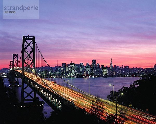 10140106  Nachleuchten  Alpenglühen  Bay Bridge  Dämmerung  Dämmerung  Lichter  San Francisco  Skyline  USA  Amerika  Nordamerika
