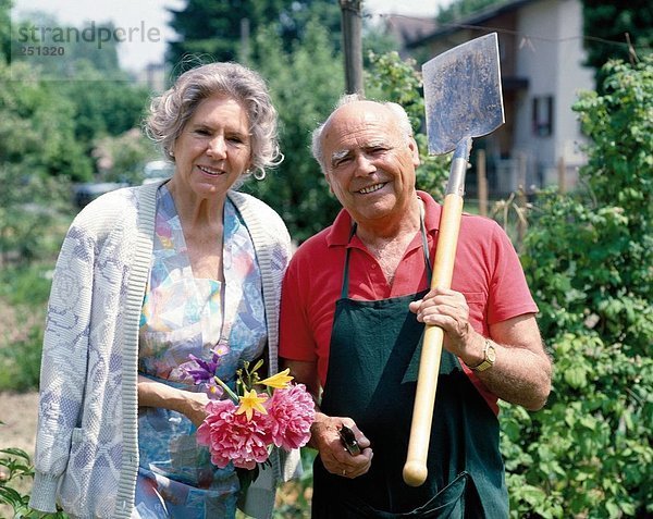 10145092  arbeiten  Kleidung  Blumen  Garten  Hobbygärtner  Paar  alle Paare  Senioren  Spavins  Spaten