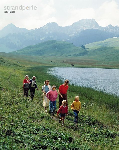 10156634  alpine  Alpen  Gebirge  Landschaft  Bergsee  Eltern  Familie  Familien  Generationen  Großeltern  ch