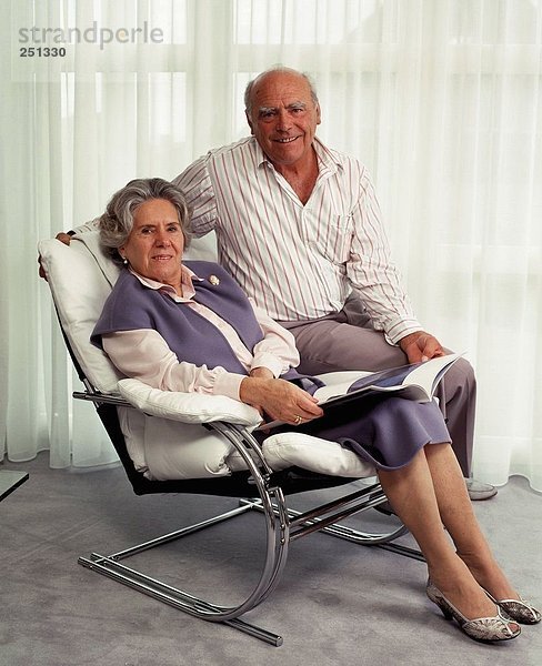 10156797  innen  lesen  Paar  Paar  Senioren  Aufenthaltsräume  Magazine