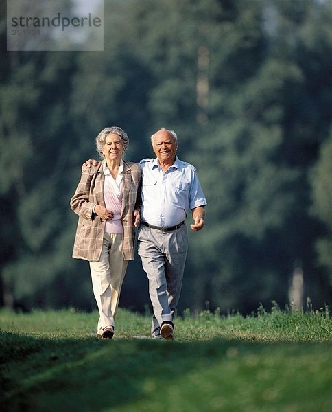 10156810  Natur  Paar  Paar  Senioren  gehen  Spaziergang  Wiese